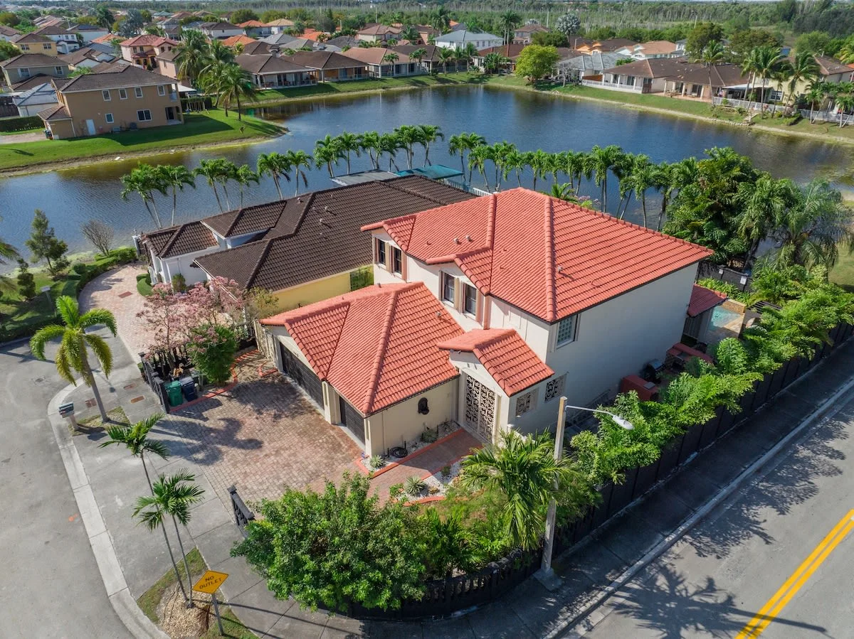 Vista aérea de la casa junto al lago