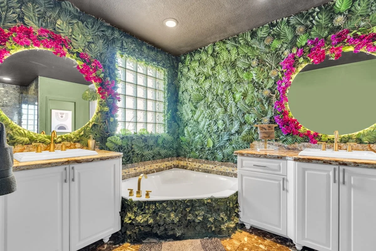 Baño con pared vegetal y espejo floral