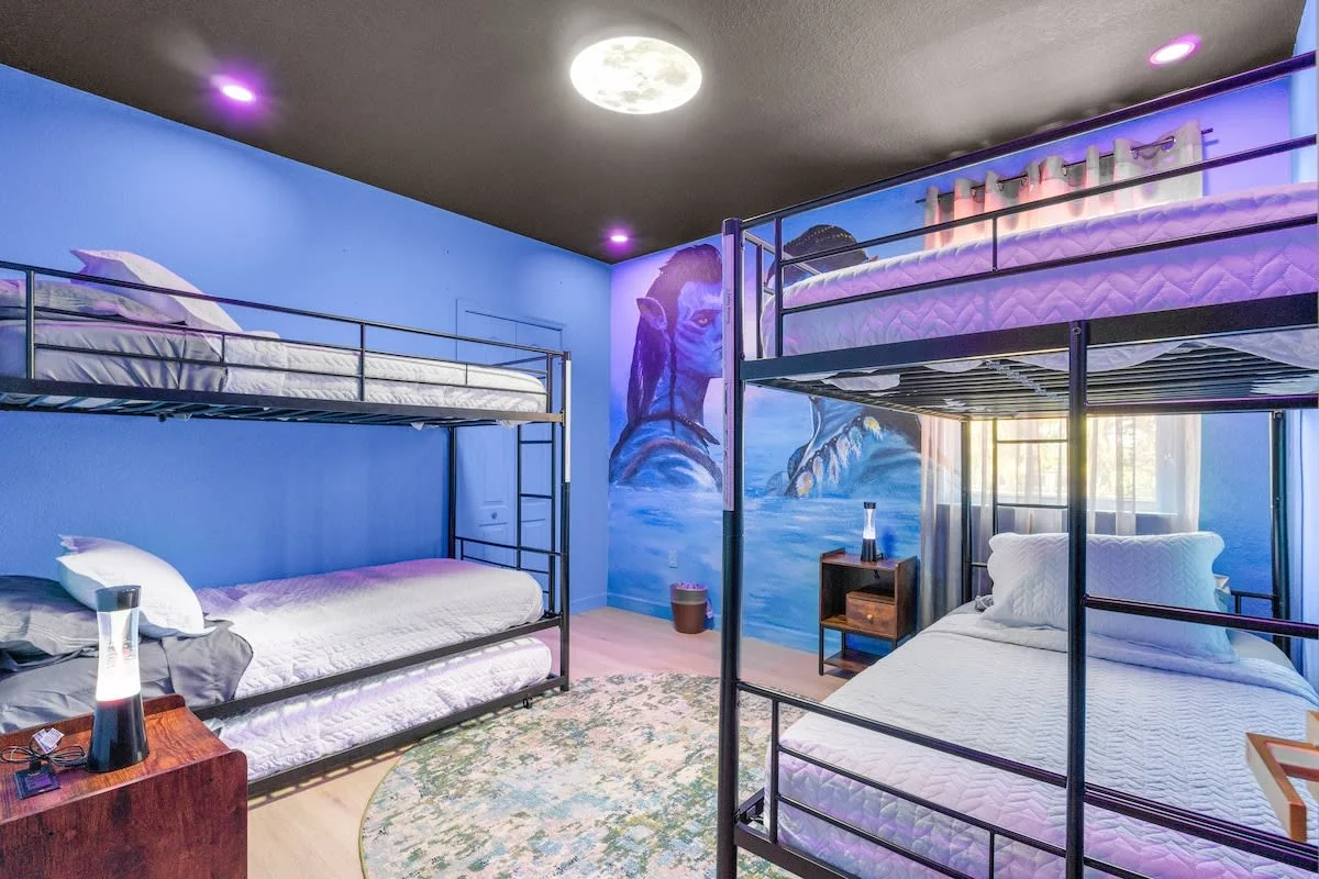 Dormitorio azul con dos camas