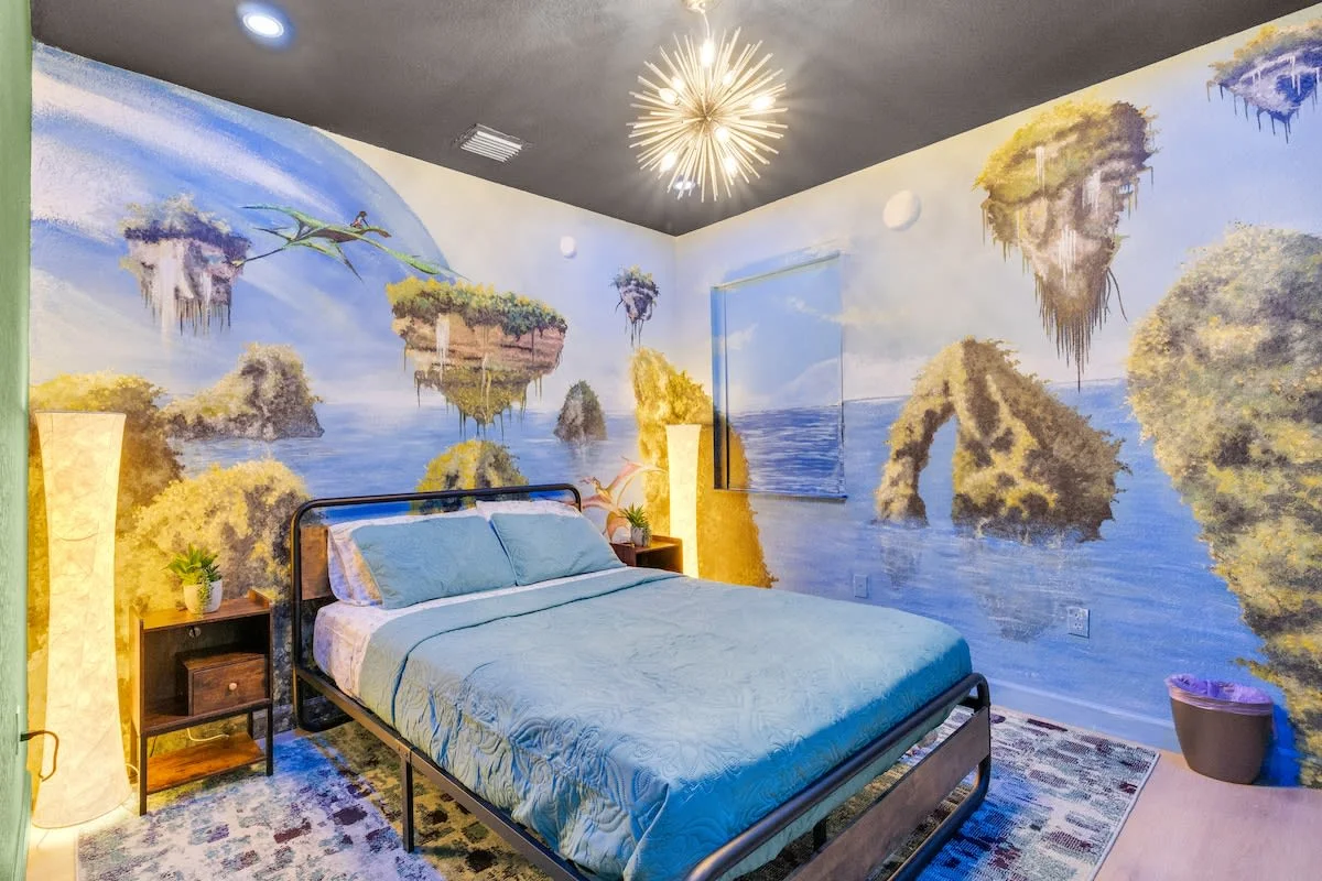 Dormitorio con mural de montañas