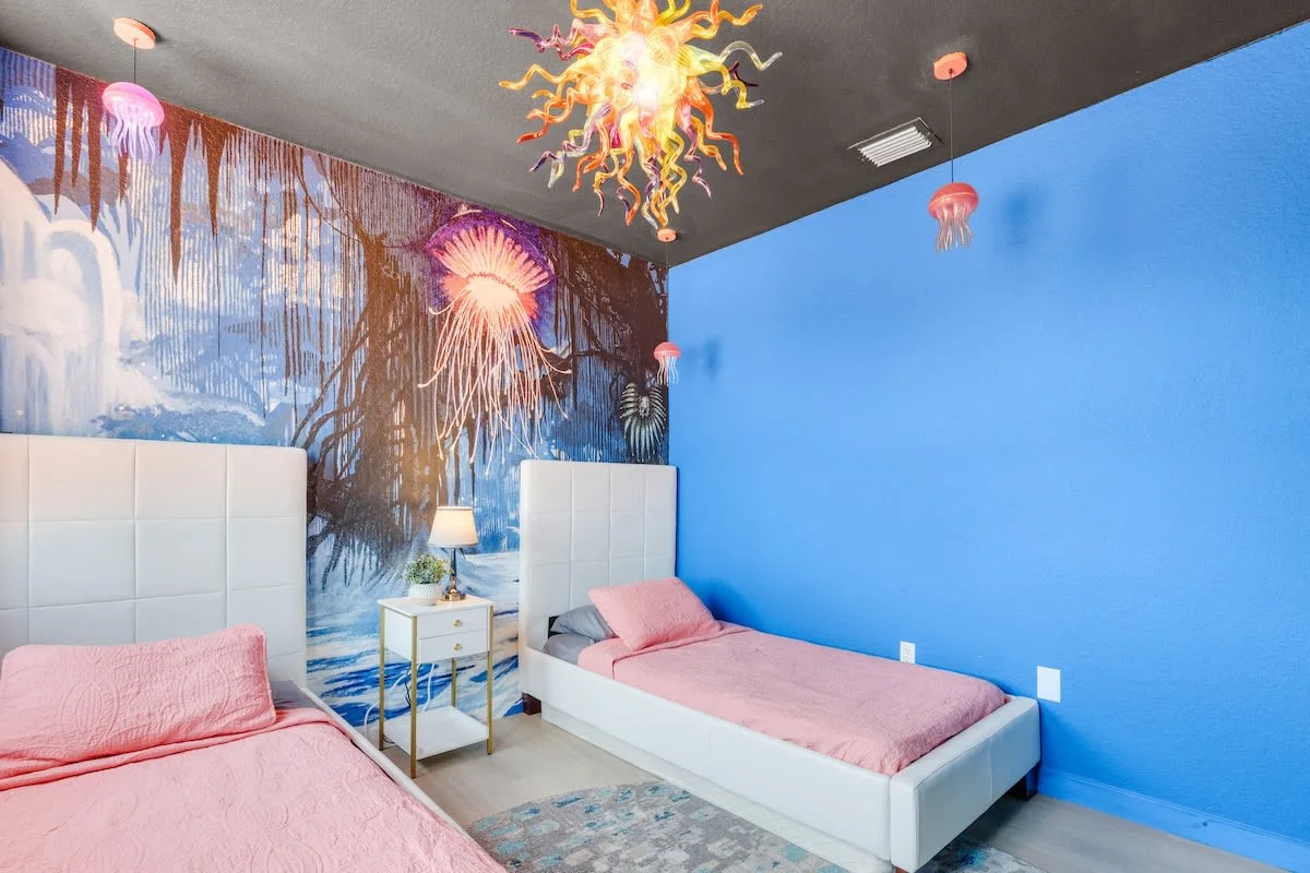 Dormitorio con mural de jungla