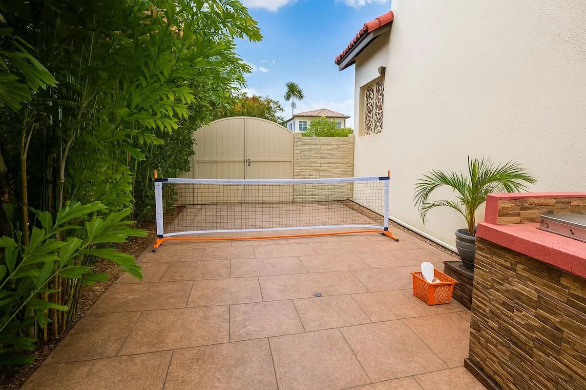 Pista de pickleball en el patio